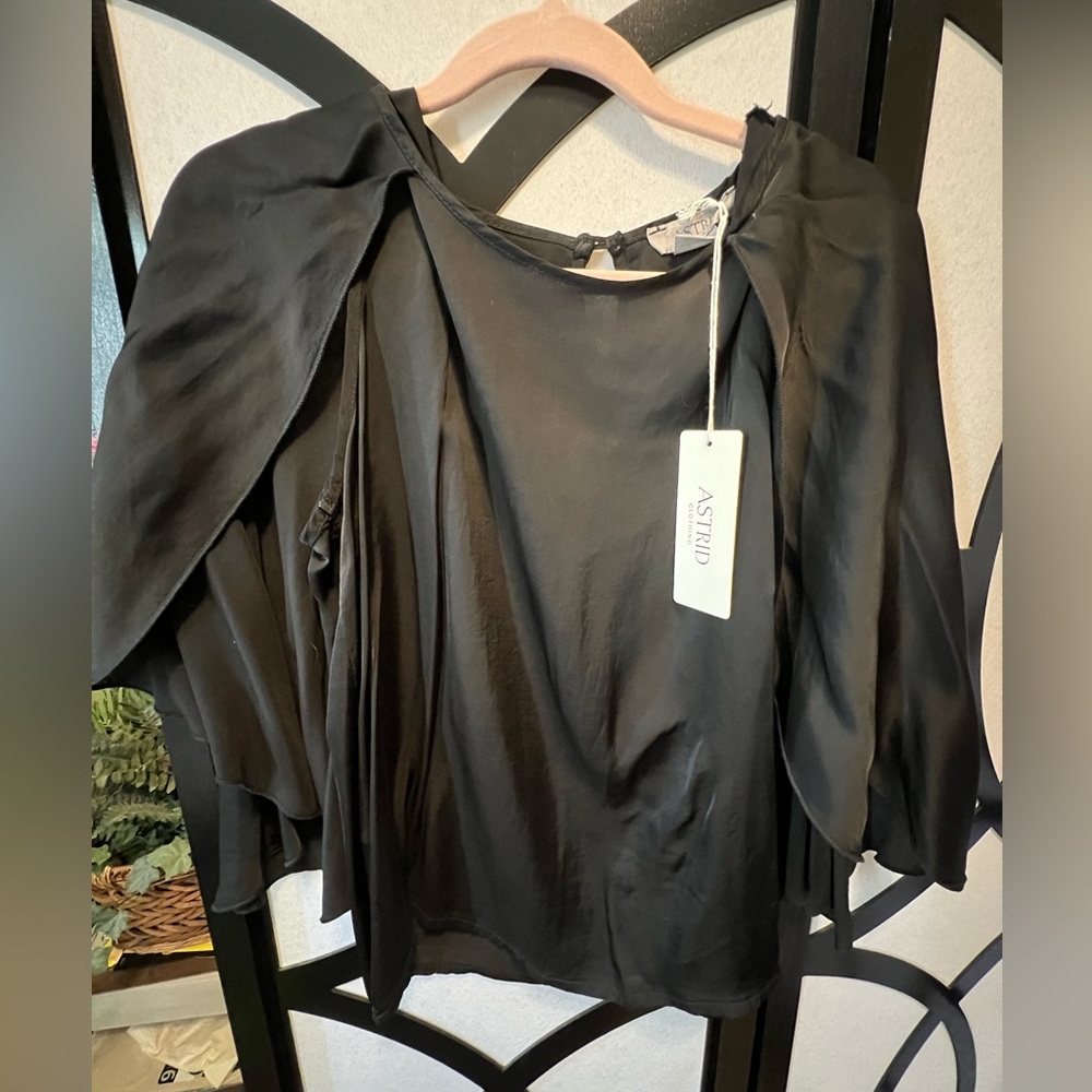 Astrid flowy cape top size Small